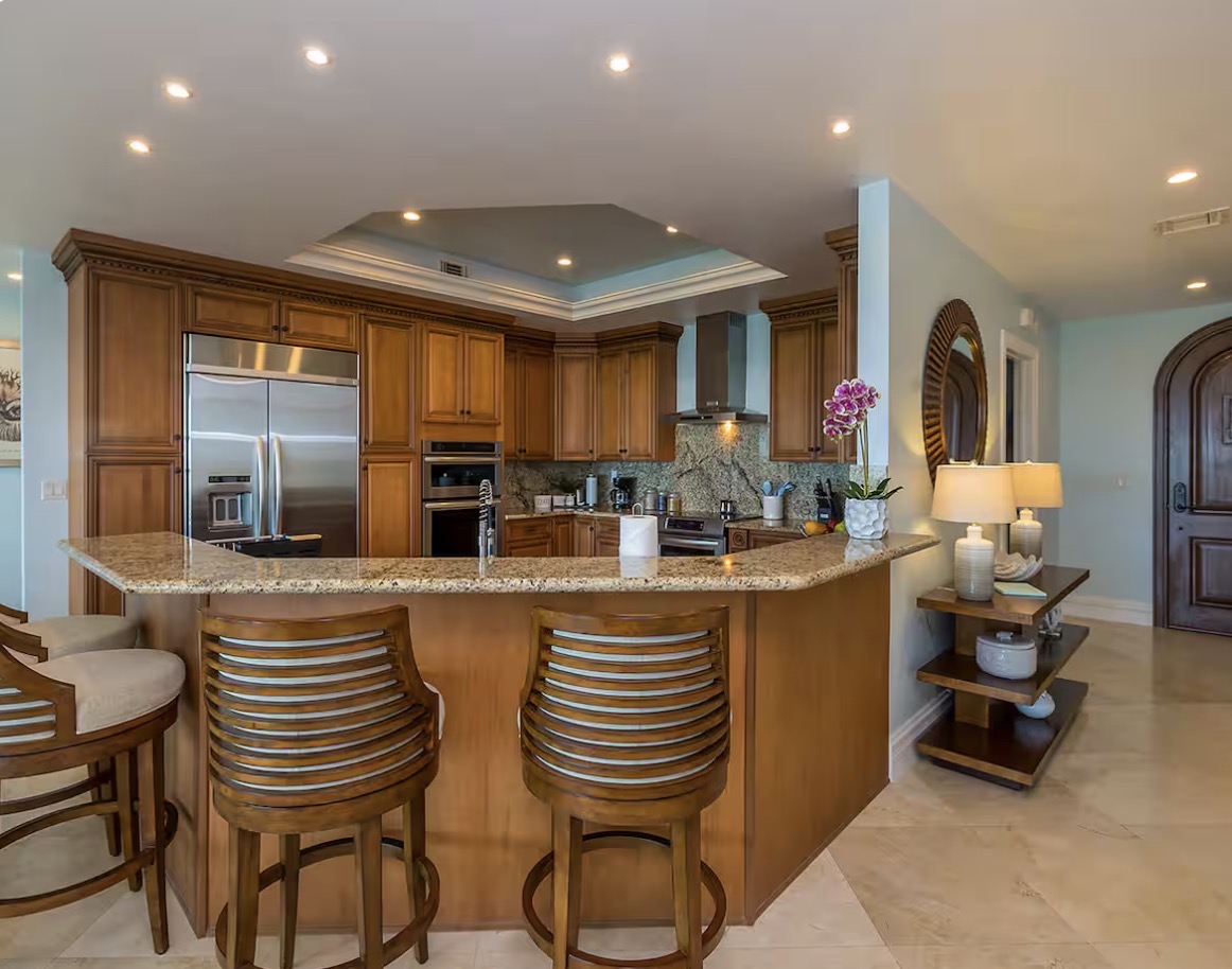 Condo 510 chef's kitchen with breakfast bar and stainless appliances